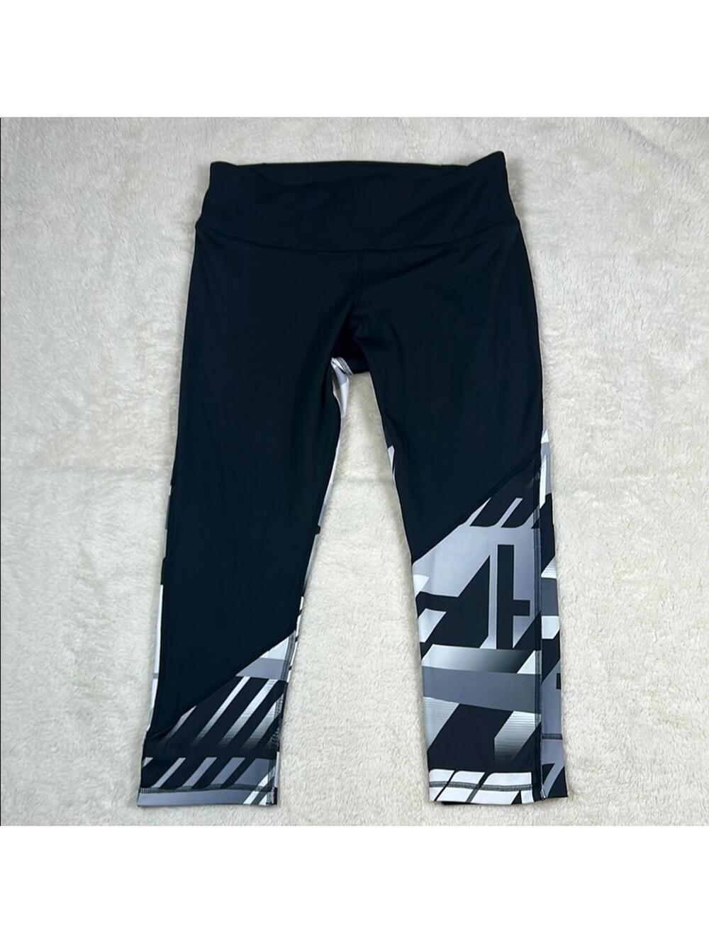 Reebok CrossFit Women’s Leggings Size Small Black Gray Geometric Capri Athletic